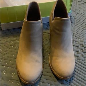 Women’s ankle booties